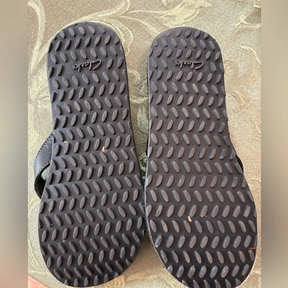 Clarks Women’s Black Leather Flip-Flop Sandals, Size 7 - Picture 3 of 3
